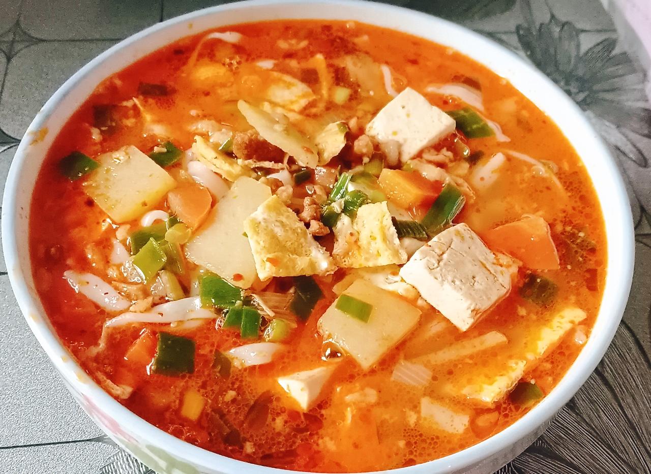 今天吃臊子面，酸辣鲜香。