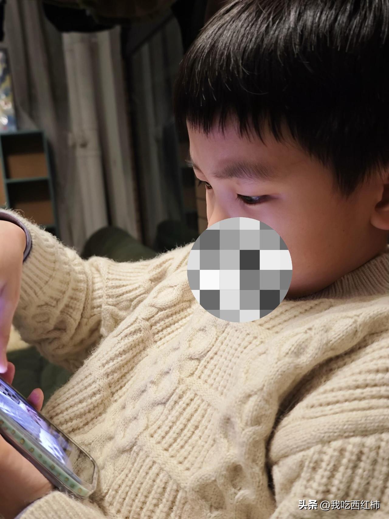 别人劝我放弃，可他是我的孩子啊
7岁半，孤独症。
孩子爸爸想送特殊学校，
我想把