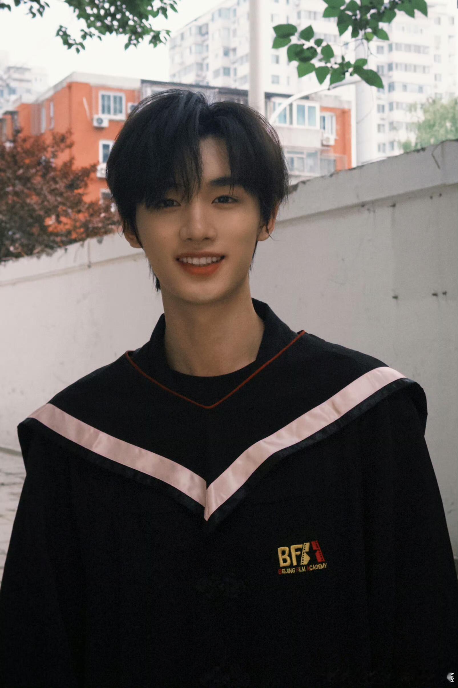 至此哥哥们全员本科毕业——今儿中戏拍毕业照咯！我们今年最后一批大学生也毕业咯特此