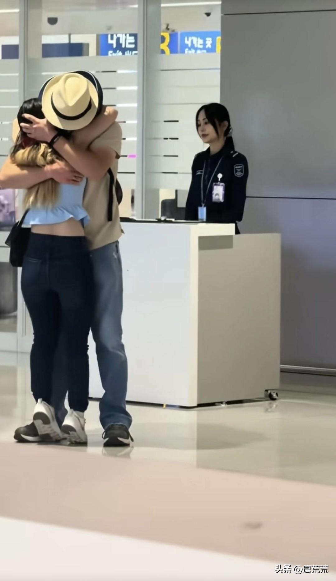 我敢赌黑衣服那个肯定是单身