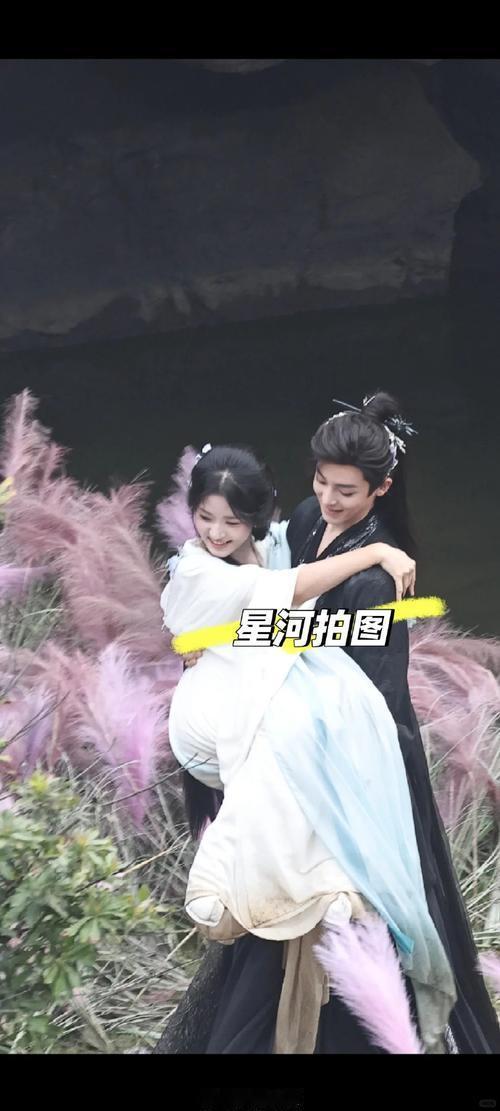 侯明昊与卢昱晓在《入青云》“青云十二时辰”直播中，还原剧中“丝带公主抱”名场面。