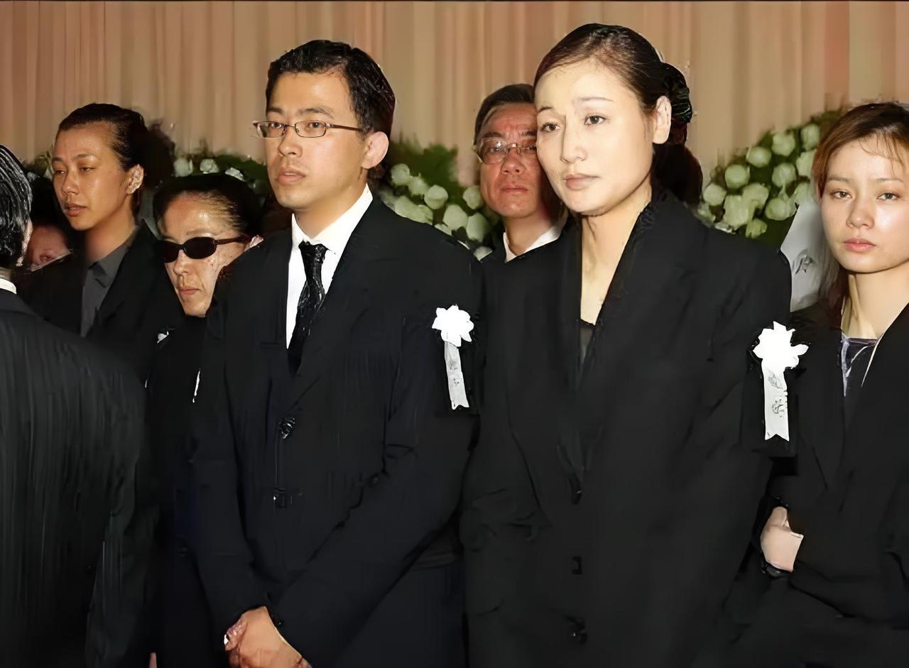 2005年，59岁的画家陈逸飞突然离世，他30岁的娇妻宋美英在查看陈逸飞留下的保