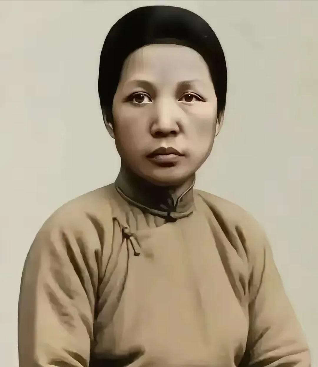 韶山滑油潭的山道间，文七妹携年幼的伟人赴外婆家，忽遇一只斑斓猛虎蹲踞半山，距母子