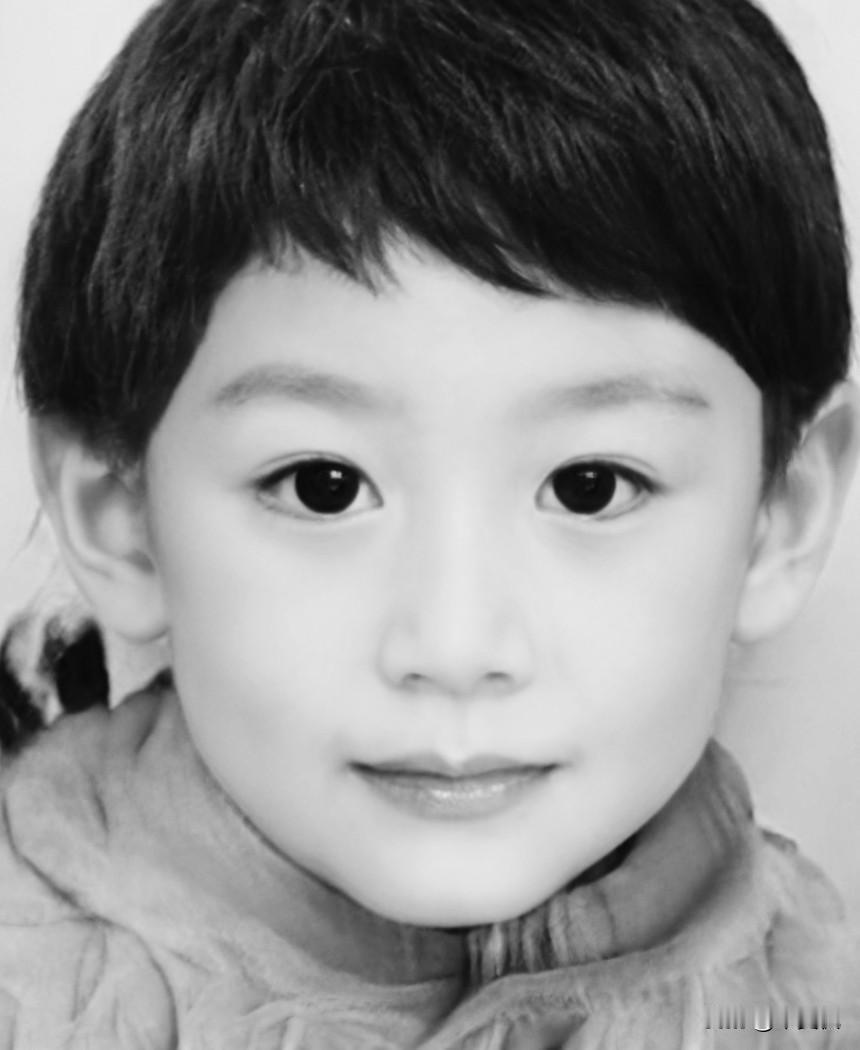 昨晚我做了一个梦，又回到小时候生活过的古镇，还有我睡过的那张木床，高高的花玻璃拱