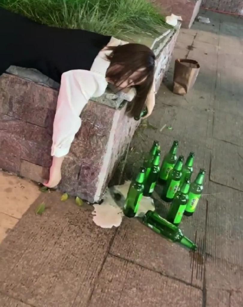 令人发指!一个姑娘被所谓的”朋友”郑刚趁醉剥光衣物，经历了长达数小时的亲吻、抚摸