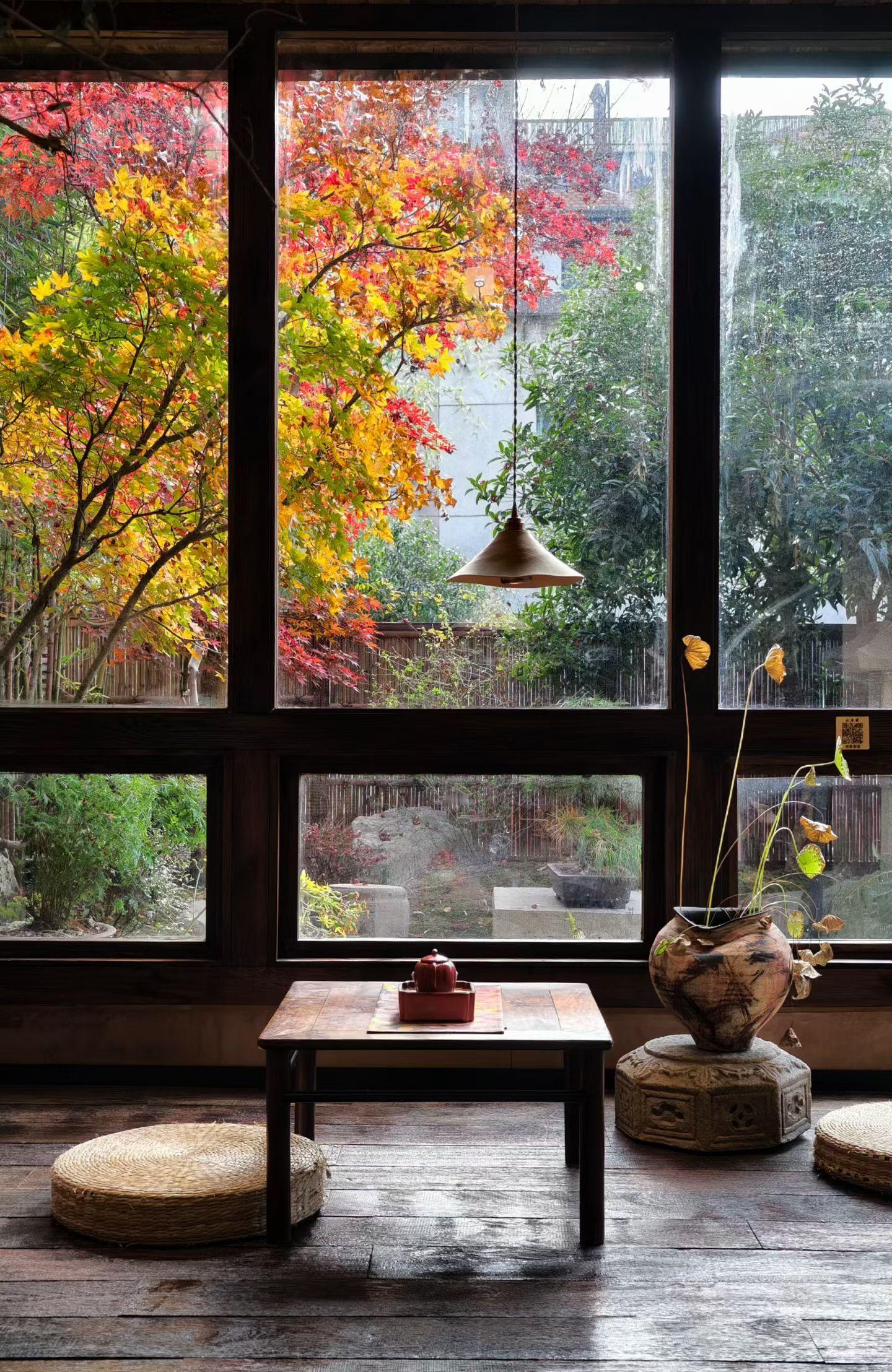 品茶赏器交友  喝茶这件事，就像做人。你能不能静下心来、分得清好坏、认得出价值、