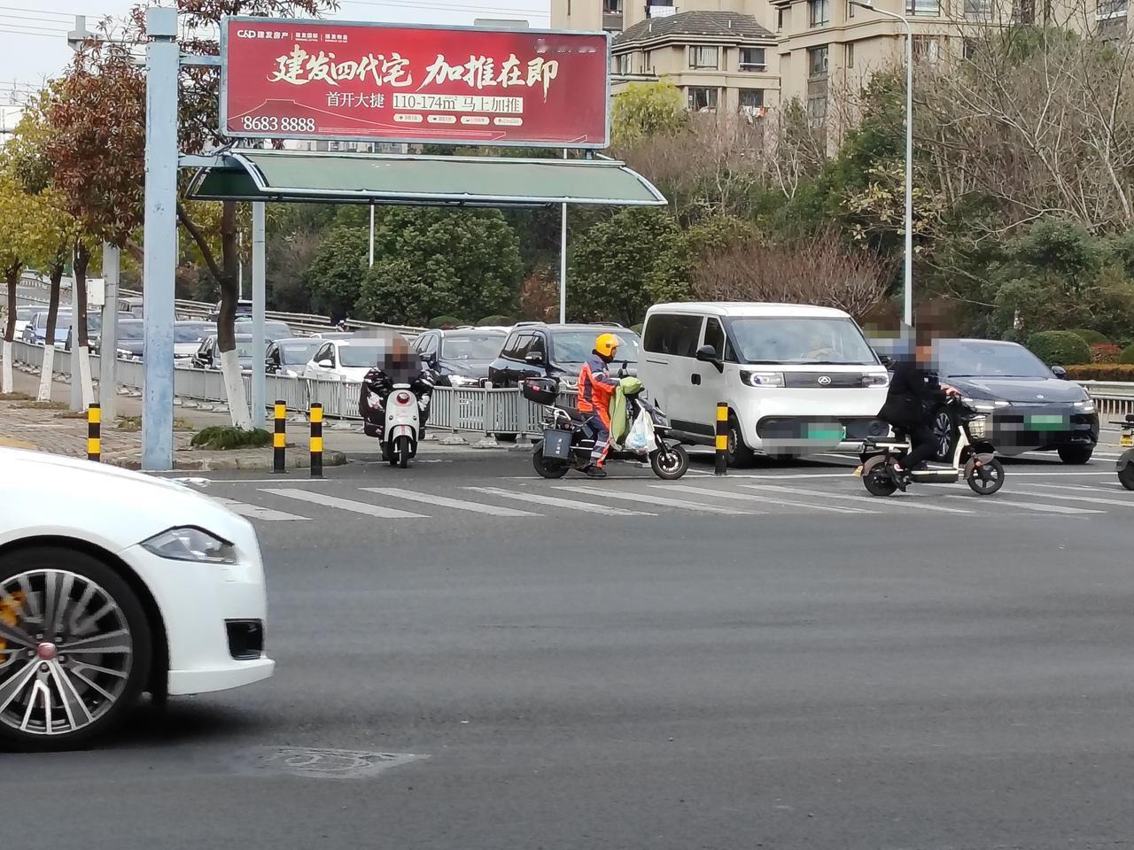 在路口看到一位“外卖小哥”的电瓶车上放了一些空瓶子和垃圾。我在想，这还怎么送外卖