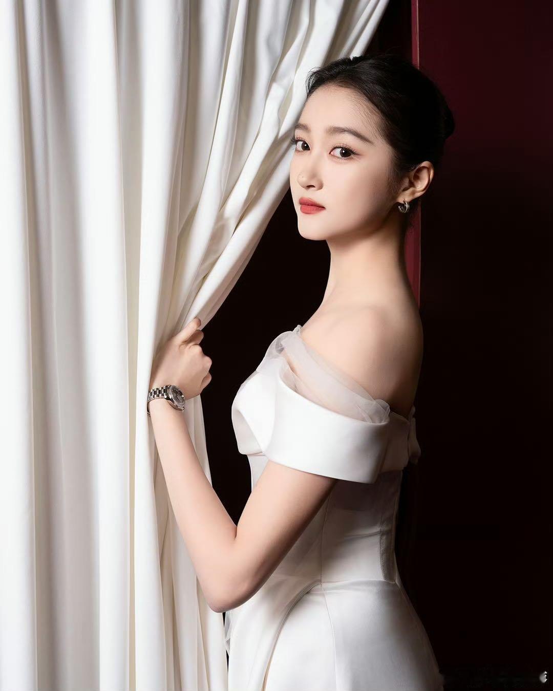 关晓彤头发全梳起来大大方方的 当美女褪去遮挡露出光洁额头，灵气瞬间拉满，才懂之前