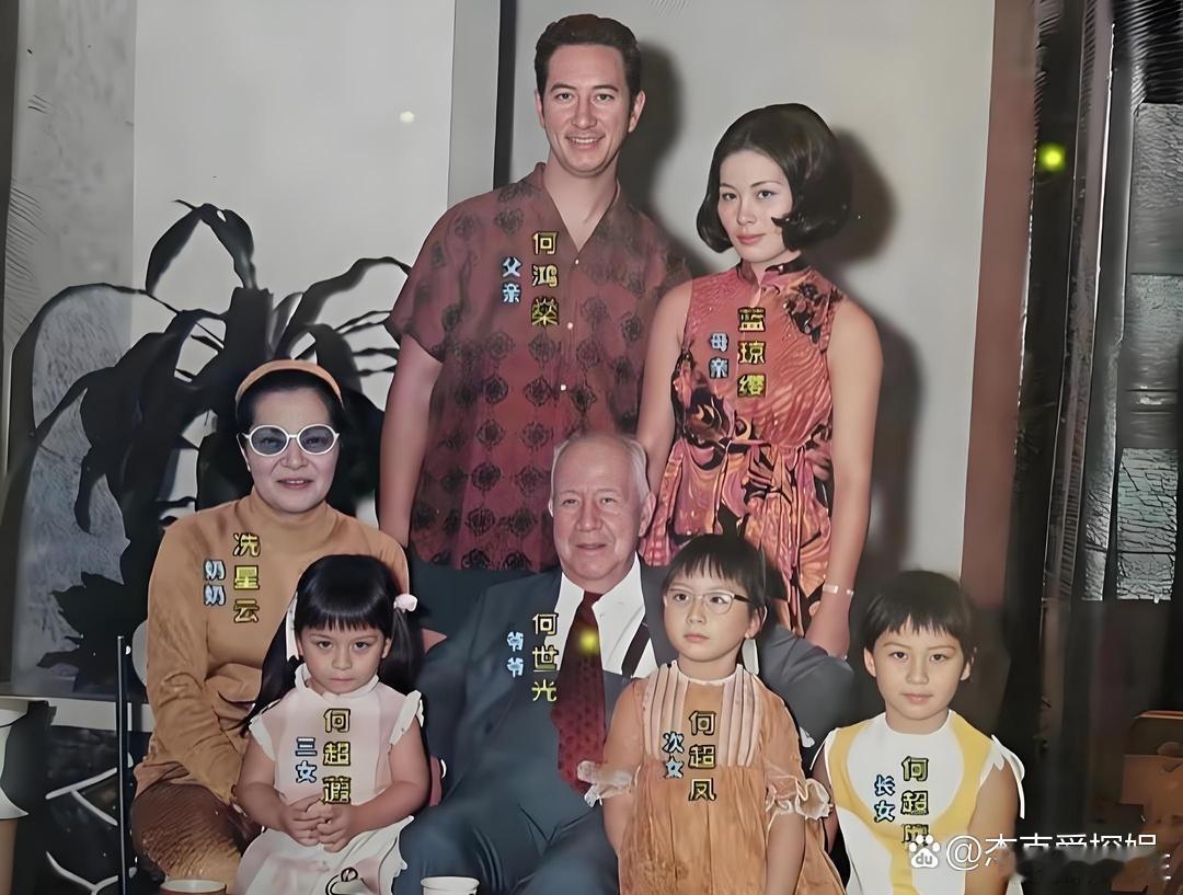 年轻时的何鸿燊，带着二房去探望父母时拍下了这张合照。他当时的穿着特别时髦，颜值也