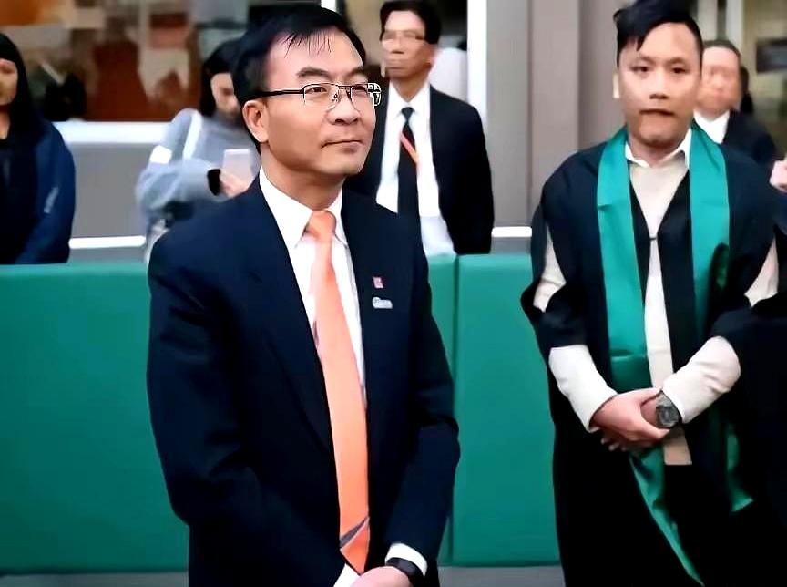 毕业典礼上国歌才响了10秒，就被校长强行掐断，还当着几百号家长的面把俩应届生直接