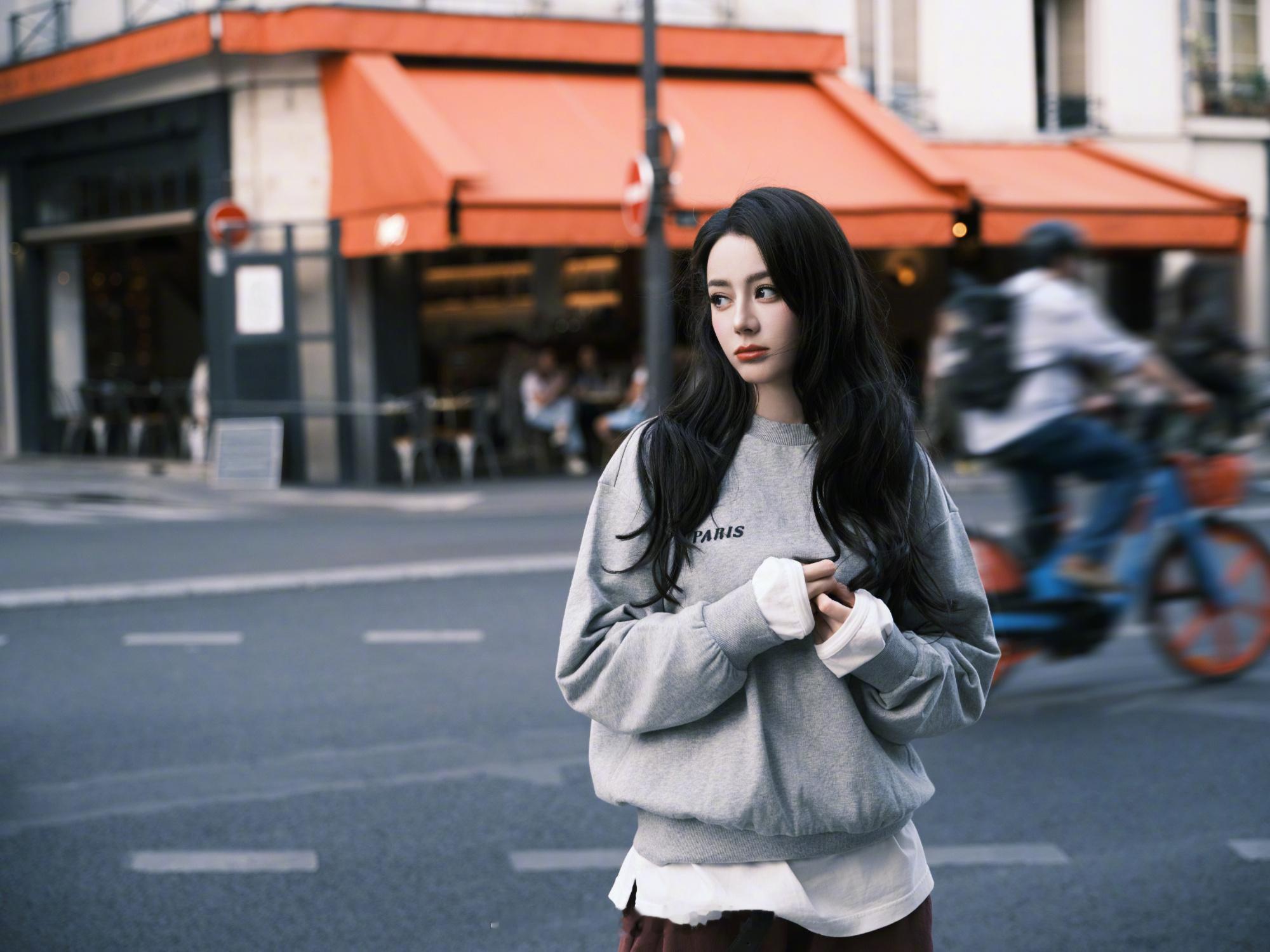 我老婆在朝我撒娇，她说有点逛不动了​​​