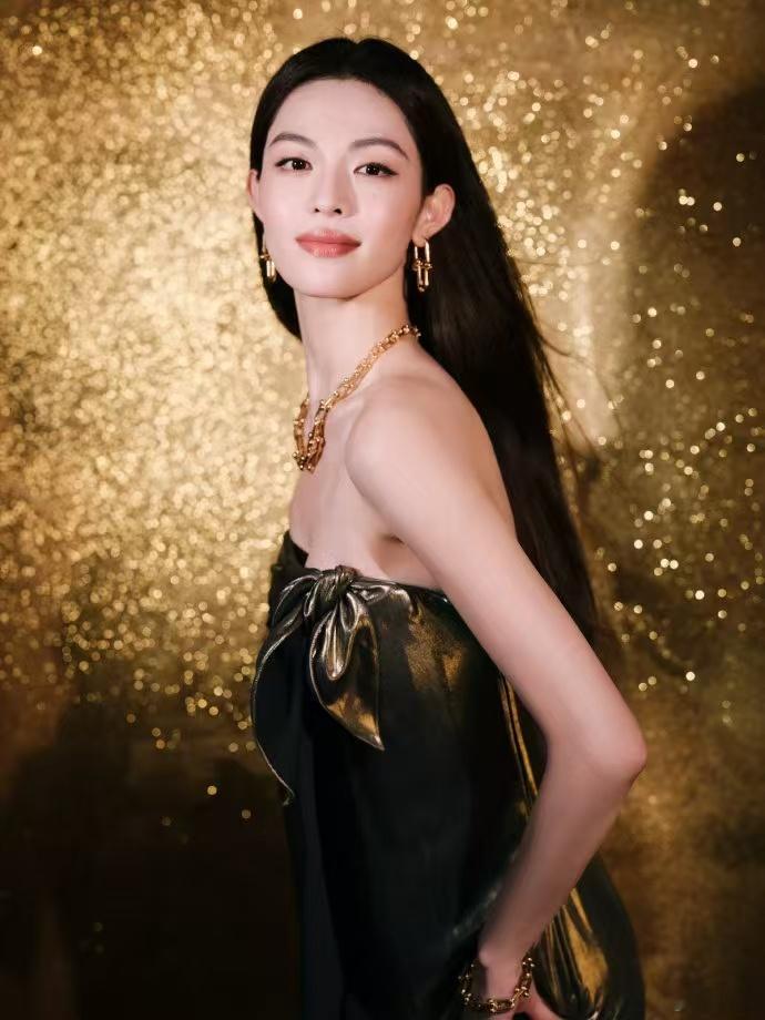 钟楚曦松弛矜贵的代名词  就像一颗璀璨的星星，钟楚曦的每一次亮相都将奢华与优雅完
