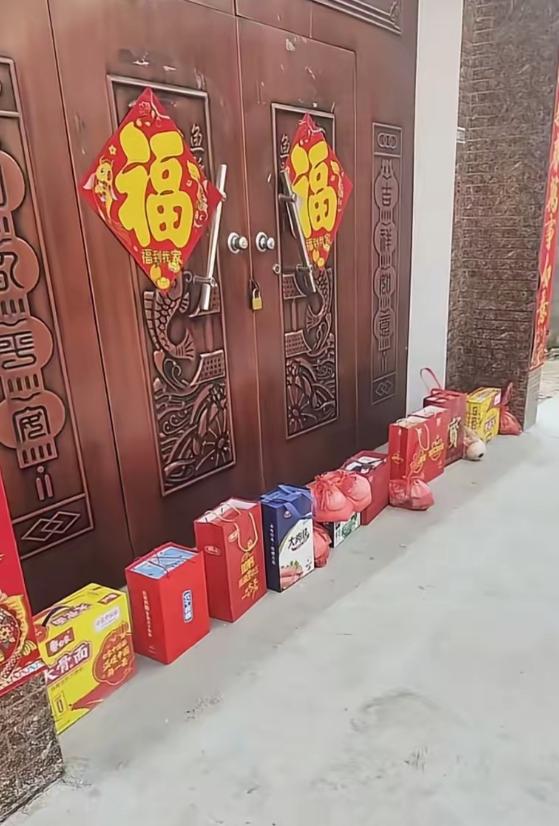 河南，大年初二舅舅舅妈为了躲避外甥和外甥女们来拜年串门，干脆紧闭大门，一家人外出