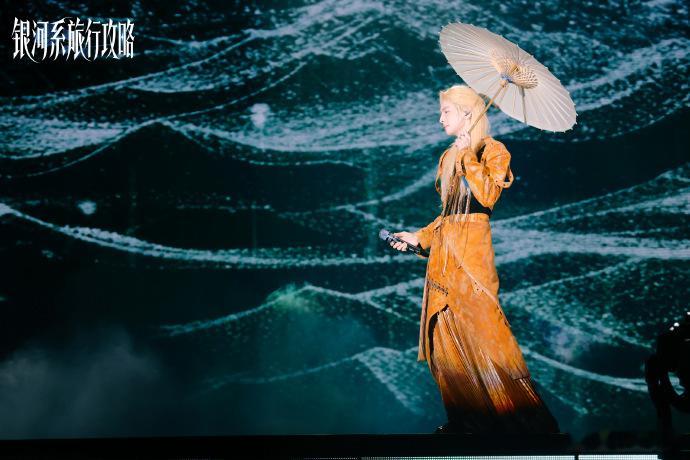 蒲熠星别样舞台风情蒲熠星巡演氛围感拉满 蒲熠星巡演进行时，复古电话亭旁的他光芒闪