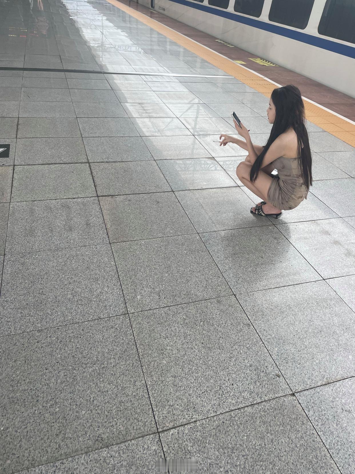 上去问她要烟她会给吗