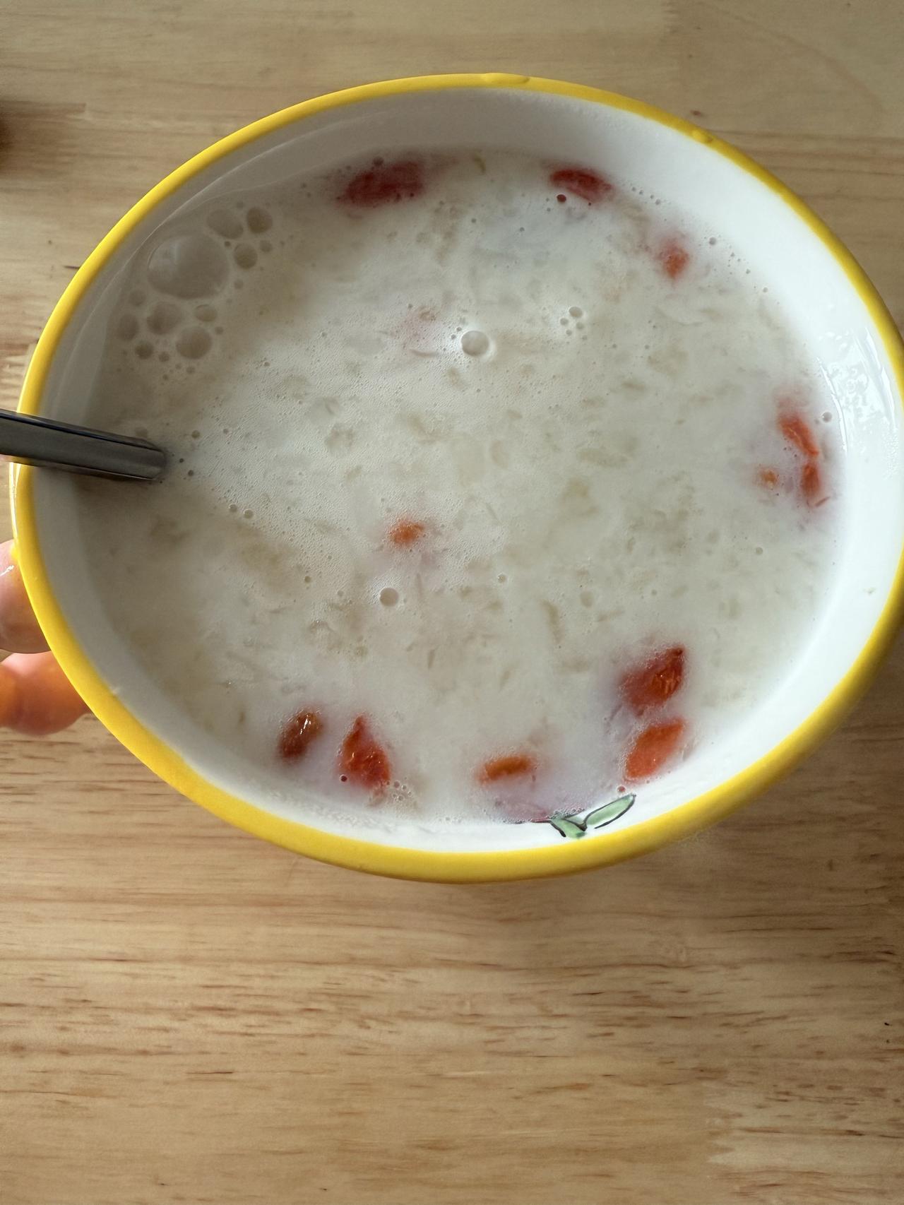 银耳真是个好东西，我超爱！它被称为“平民燕窝”，性价比超高。
我喜欢用银耳煮甜汤