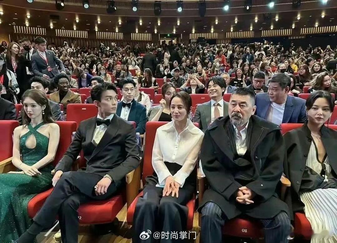 陈建斌蒋勤勤合唱  哇塞，陈建斌蒋勤勤这对真纯元CP一登场合唱呀，那场面就像蒋勤