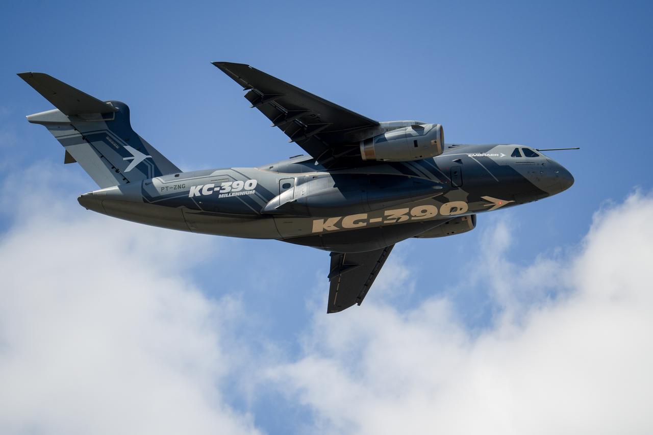 当地时间7月20日，2026年范堡罗航展开幕，巴航工业KC-390亮相并进行飞行