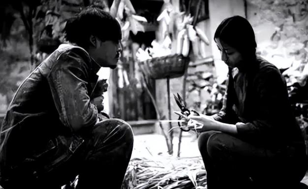 1977年，32岁女知青刘琦返城无望，嫁给一位农民。新婚之夜，她对丈夫说：“你对