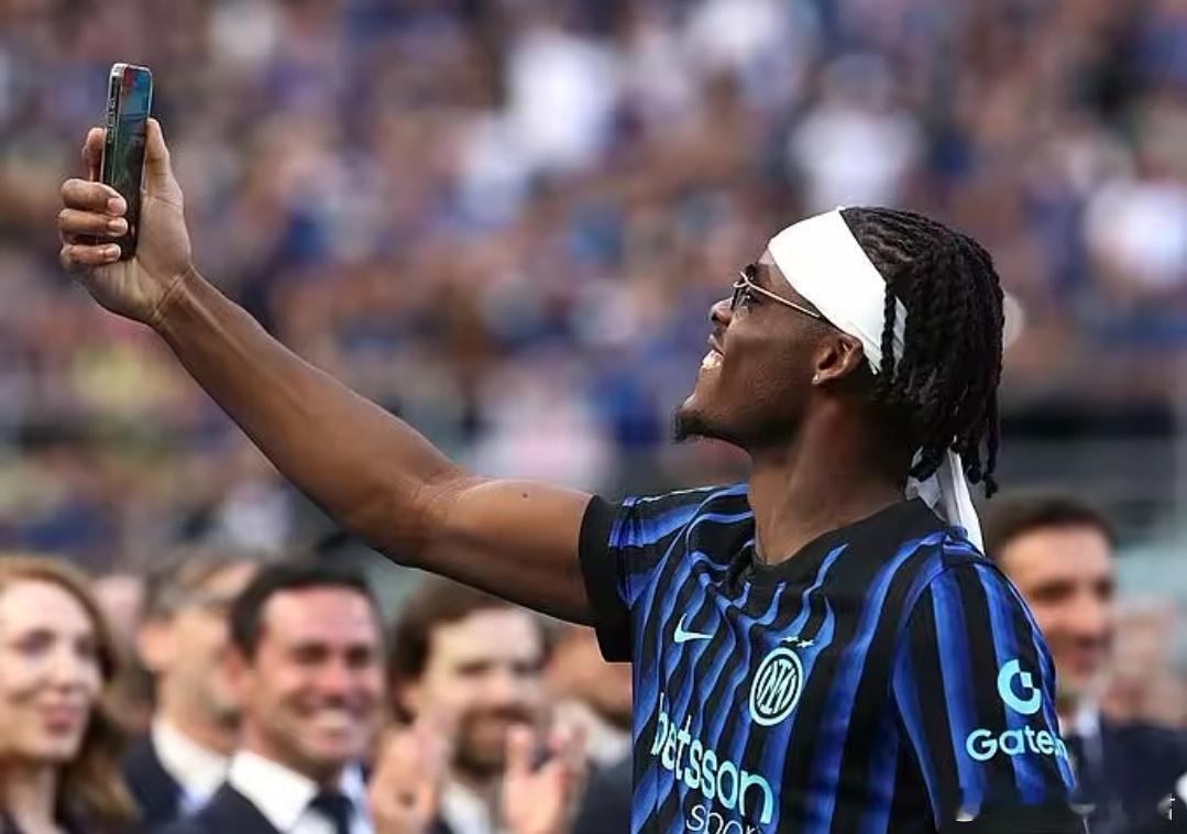 据知名转会记者罗马诺透露，拜仁方面正重点留意国米后卫比塞克，将其视作金玟哉的合适