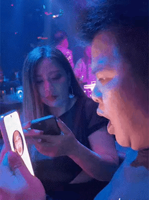 能在你需要时，举着手机为你网贷人脸认证打灯的女孩，是真的把你放在心上了❤️。
另