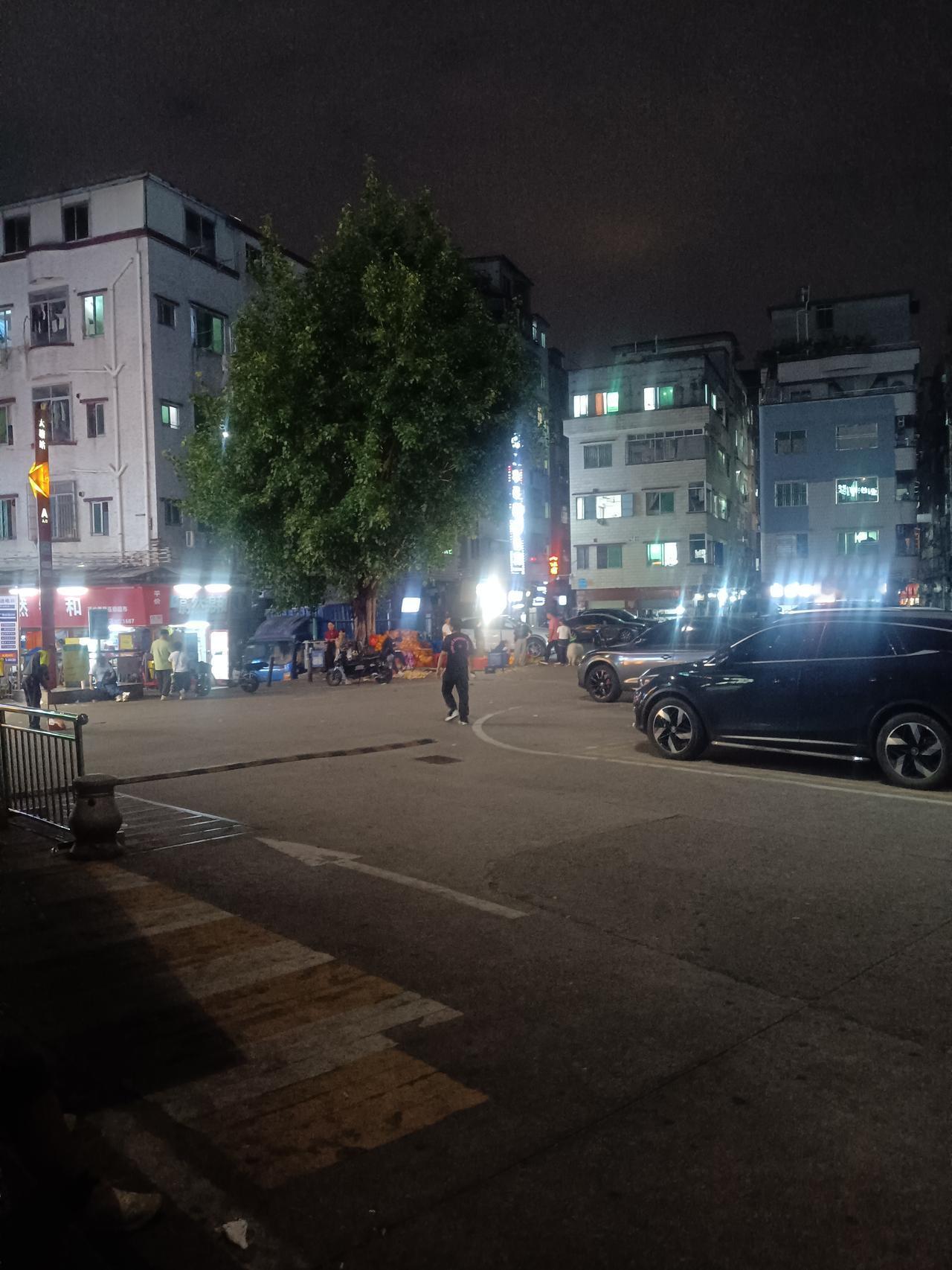 广州大塘地铁站外面，好多网红在卖梅州和福建柚子，买的顾客非常的多。




附近