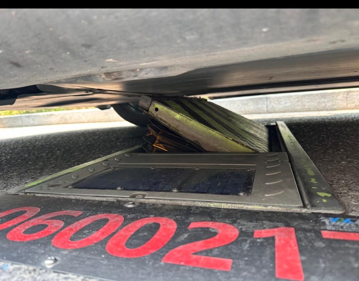 现在这种硬怼底盘的停车位设计，如果是忘了缴费的电车，那估计要出个大险了 