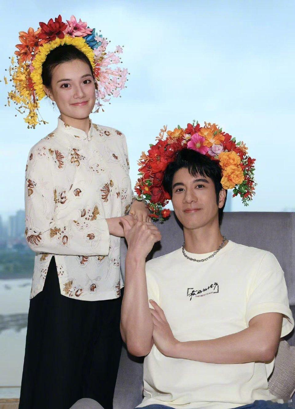 二哥和侄女同框簪花，一个帅得夺目，一个美得动人，这画面简直太有爱啦！期待今晚的惊