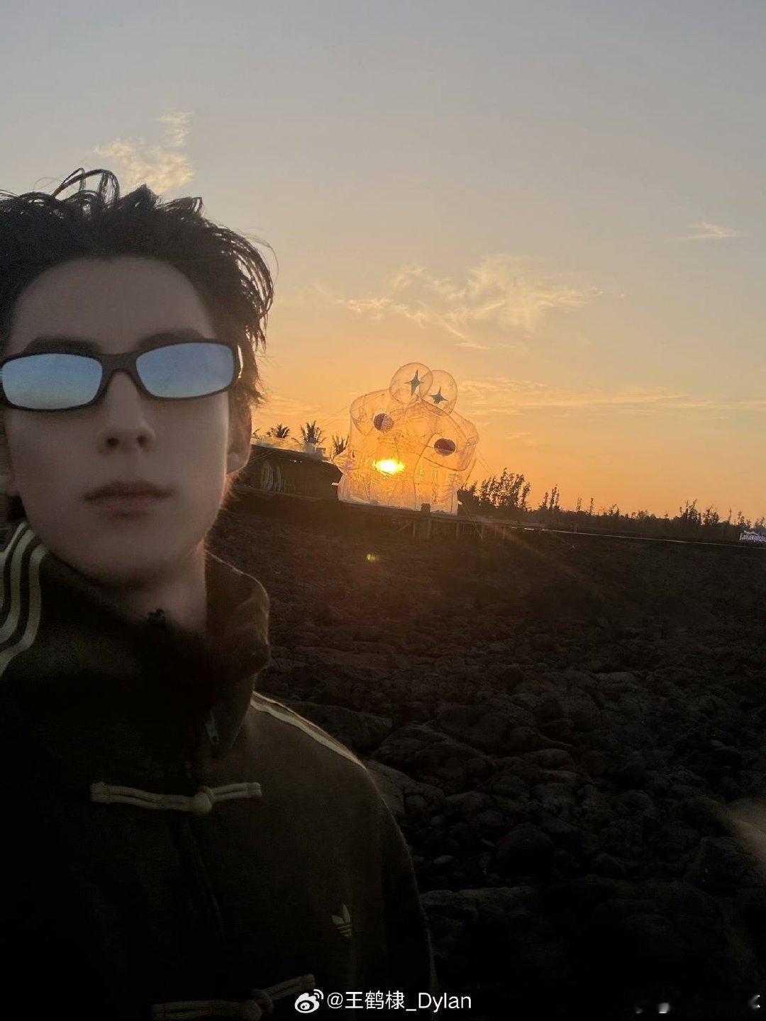 王鹤棣向邮筒道歉王鹤棣刚把邮筒挪好准备摇人，下一秒就听见倒地声，当场愣住的模样呆