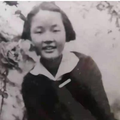 1940年军统监狱里，戴笠气急败坏喊道：“给我狠狠地打，打到开口为止！”对面一个