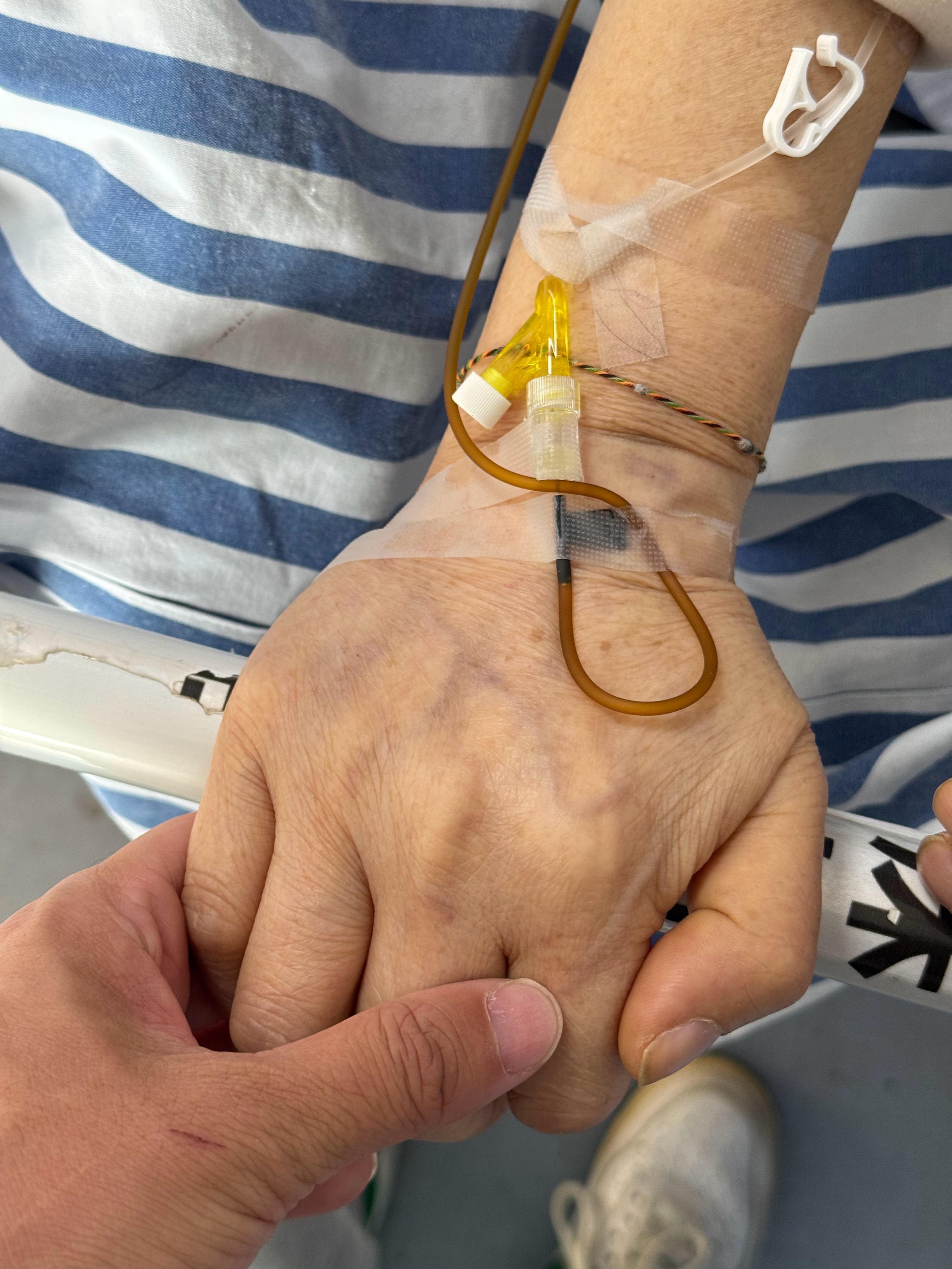 回老家好几天了，因为妈妈又住院，抗癌17年，已经数不清多少次了。期间病情稳定过，