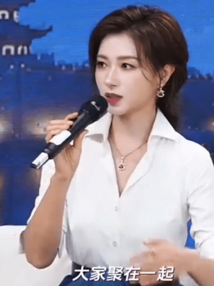 万茜玉兔音反差感拉满了中秋氛围感被万茜拿捏住，秋晚后台一边演绎鹿鸣，一边模仿玉兔