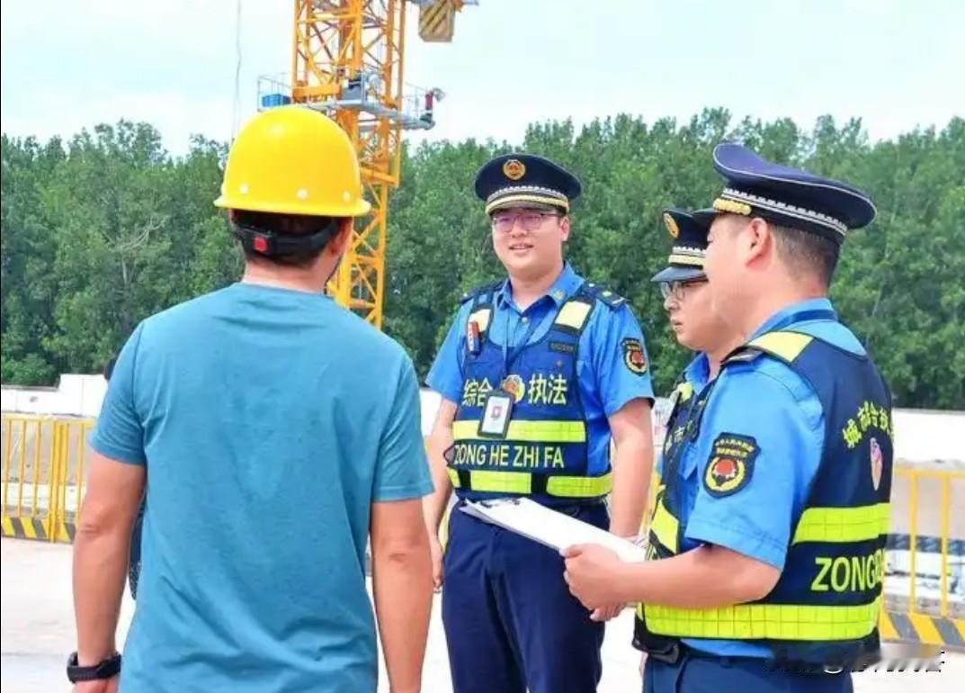 1、城市管理综合执法人员是警察还是辅警？
答案：城市管理综合执法人员既不是警察，