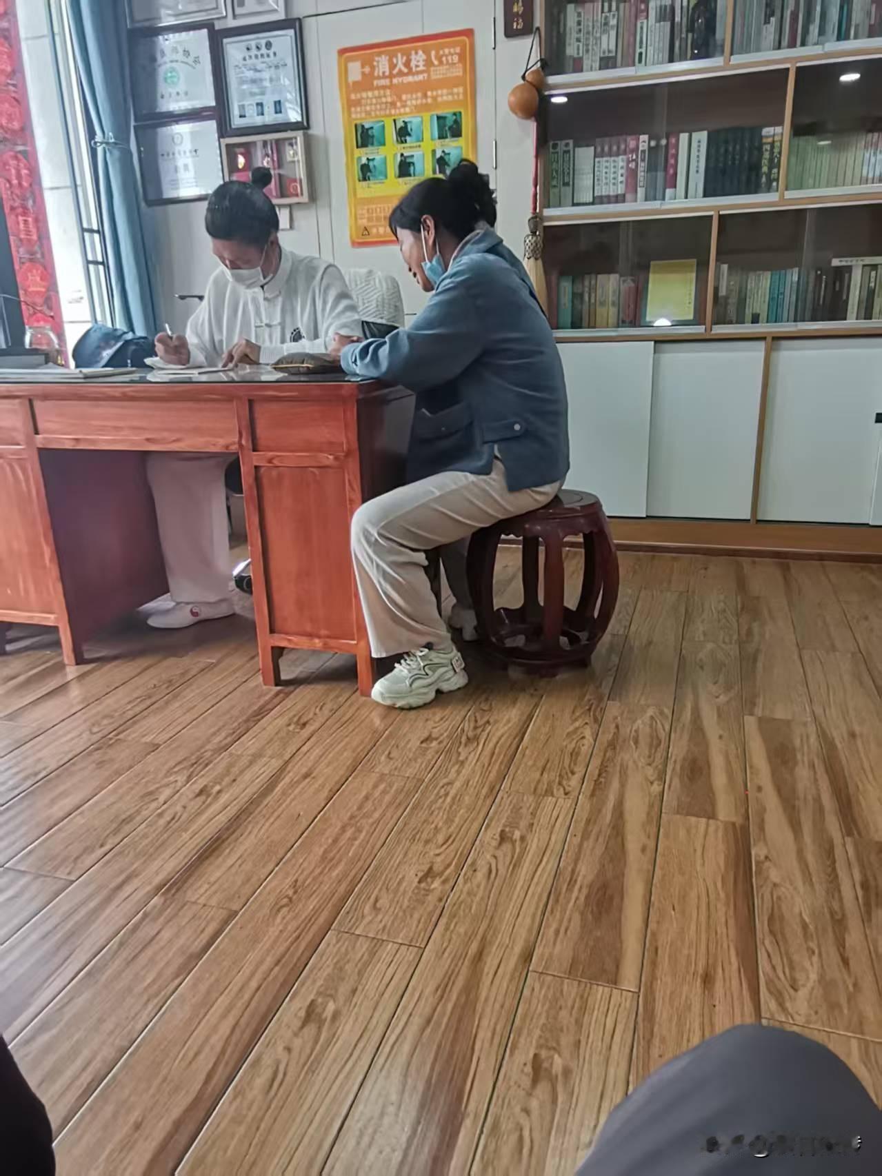 我终于知道这个年轻的中医，为啥口碑那么好了。时隔一年多没见，他满头黑发增白了不少