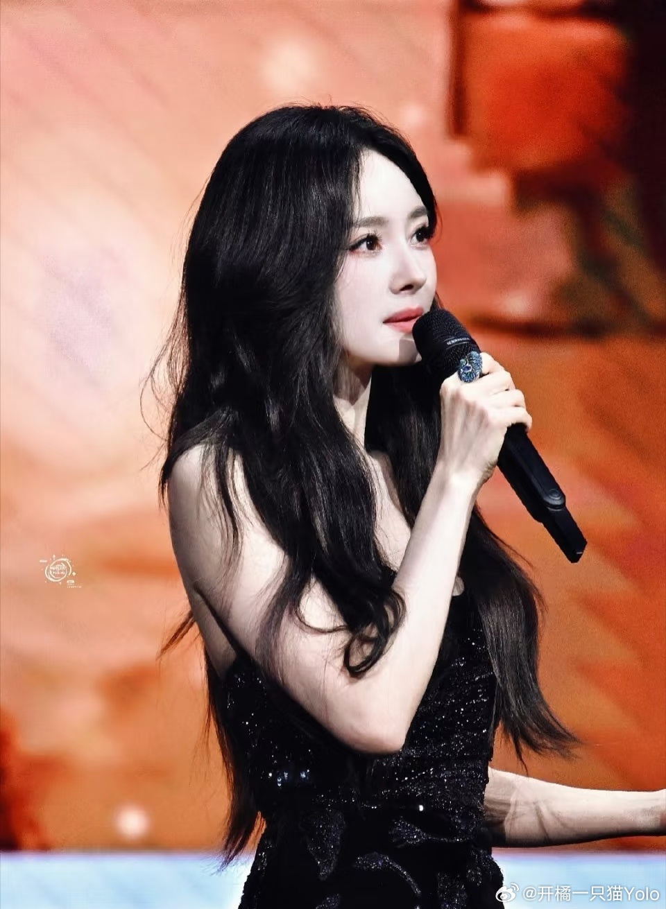 杨幂踩到裙子摔倒杨幂不愧是长红十几年的人，应变能力好强，从容不迫落落大方。怎么能