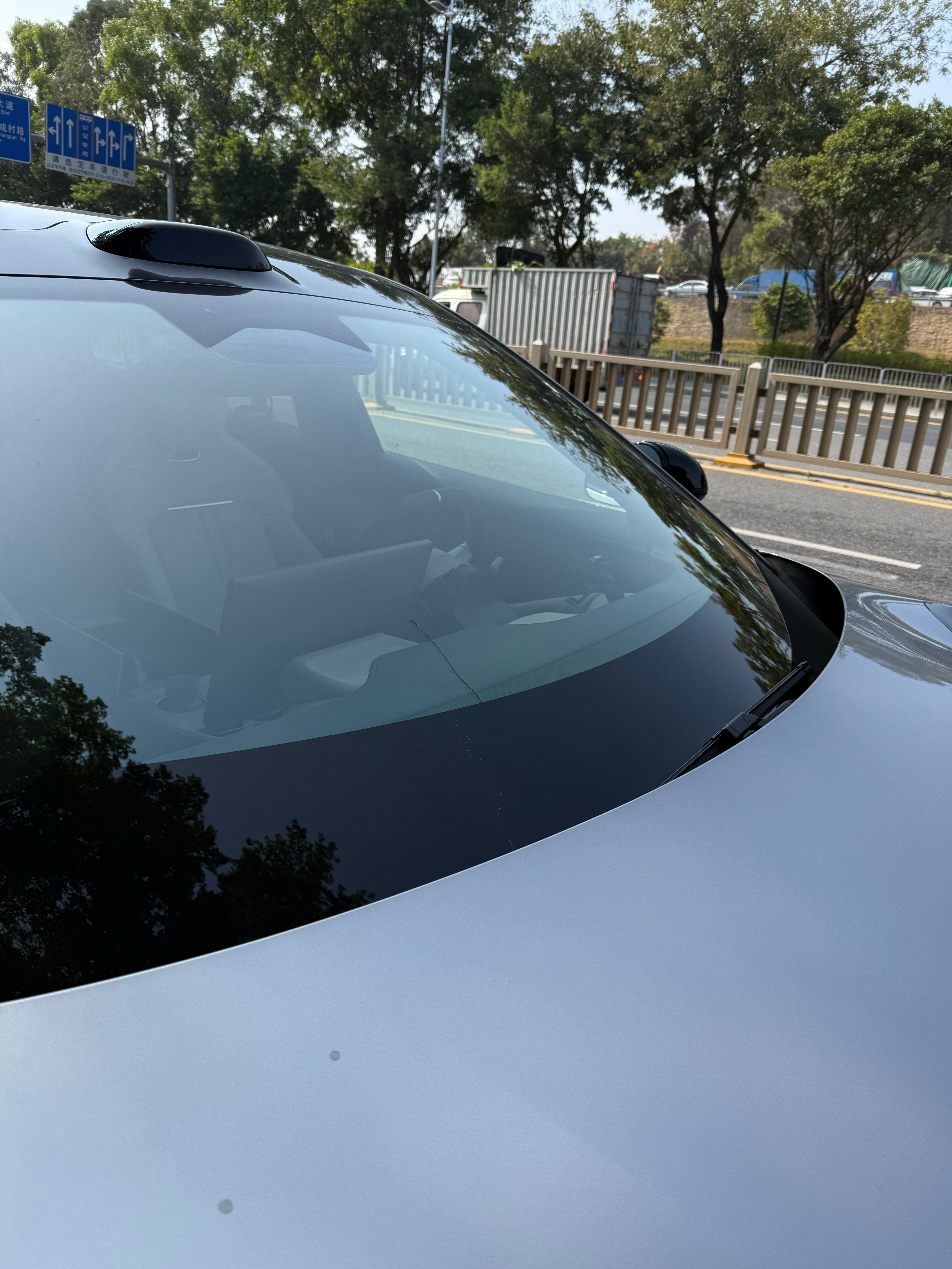 南光高速这半年来路况真的糟糕，很多泥头车窜来窜去还掉东西下来，你乱开就算了，但是