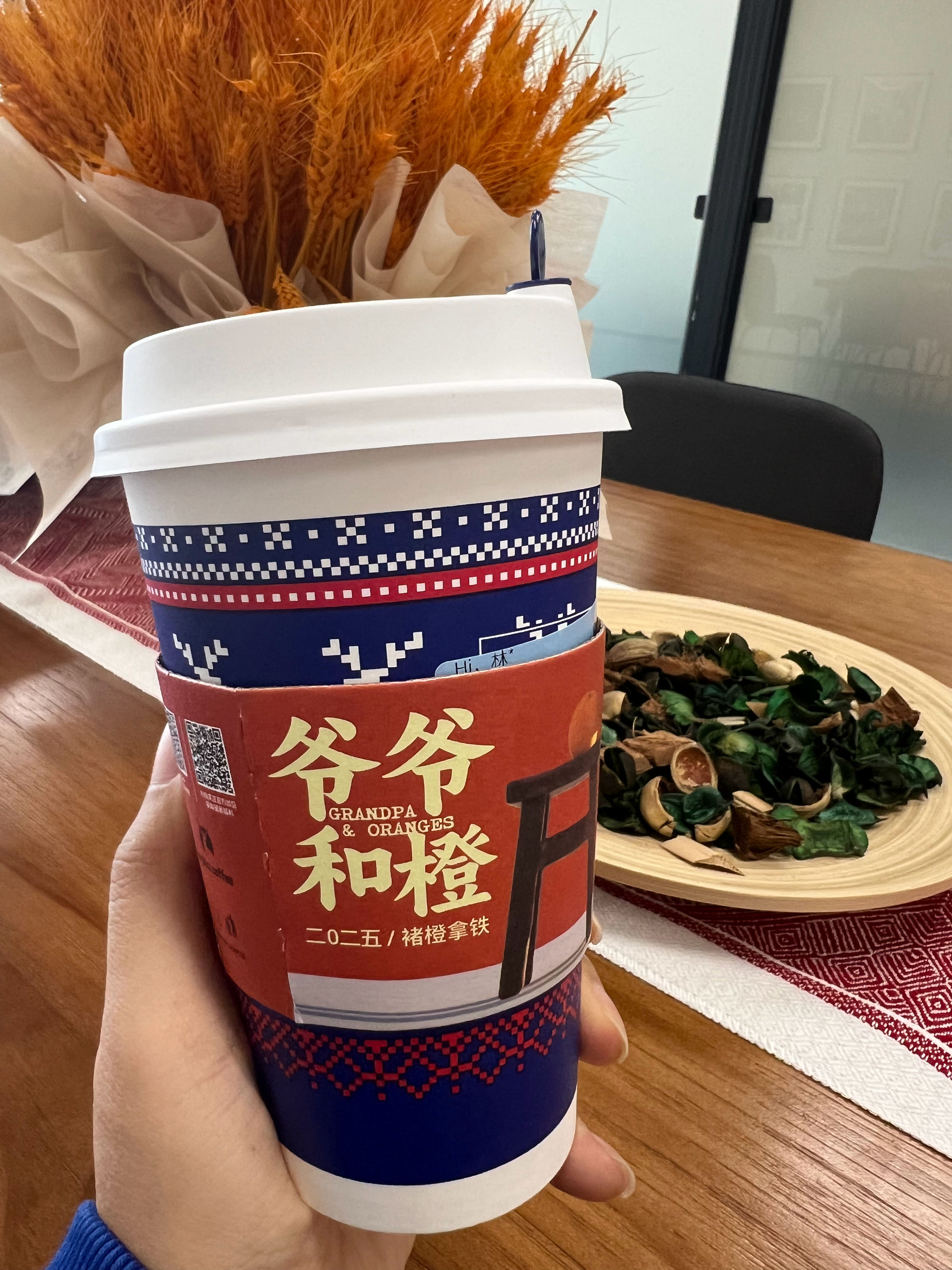瑞幸又跟褚橙联名了。褚橙刚出来那两年我买了好多，但这两年再吃就真觉得味道不如从前