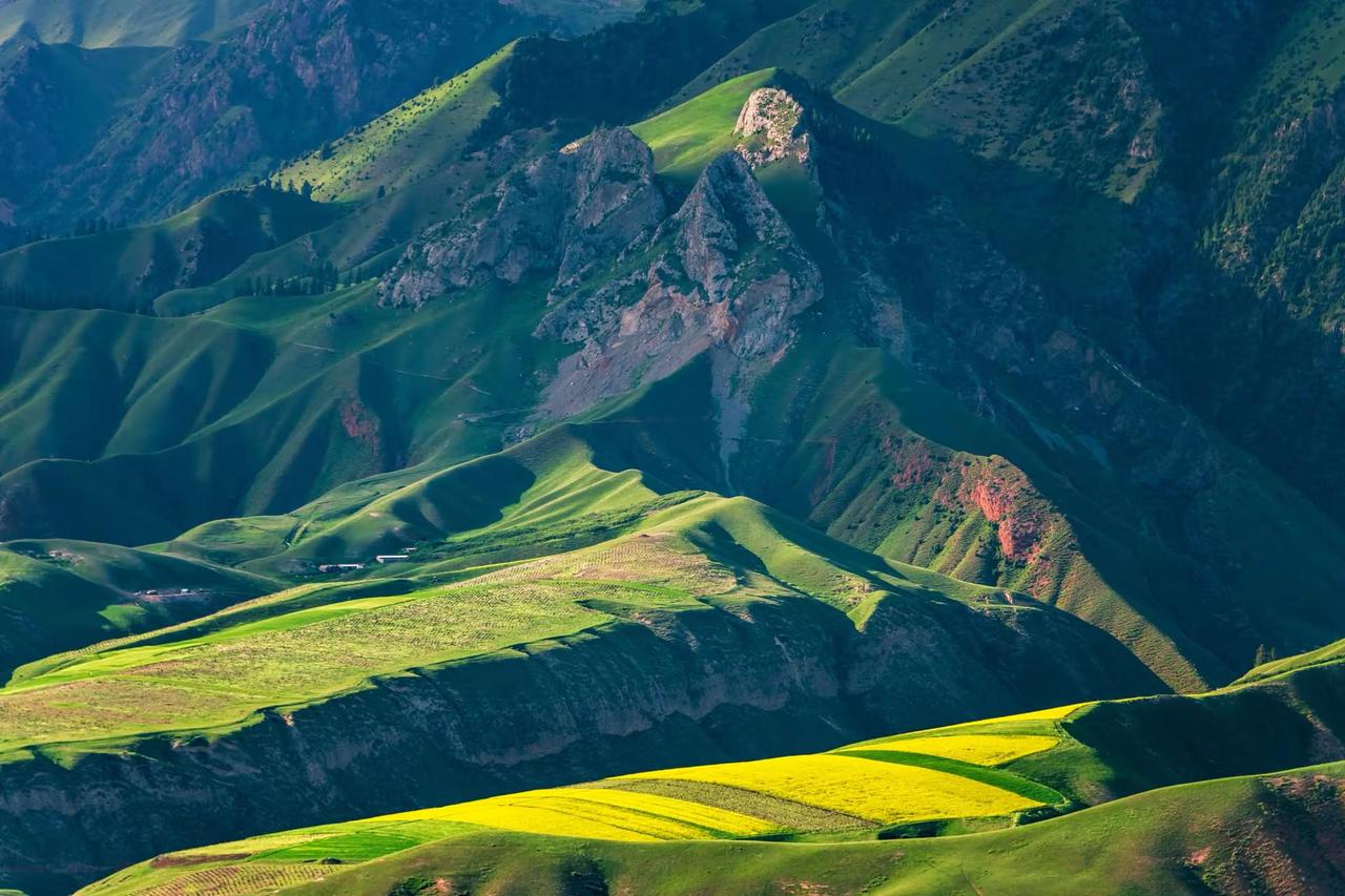 祁连卓尔山。祁连卓尔山