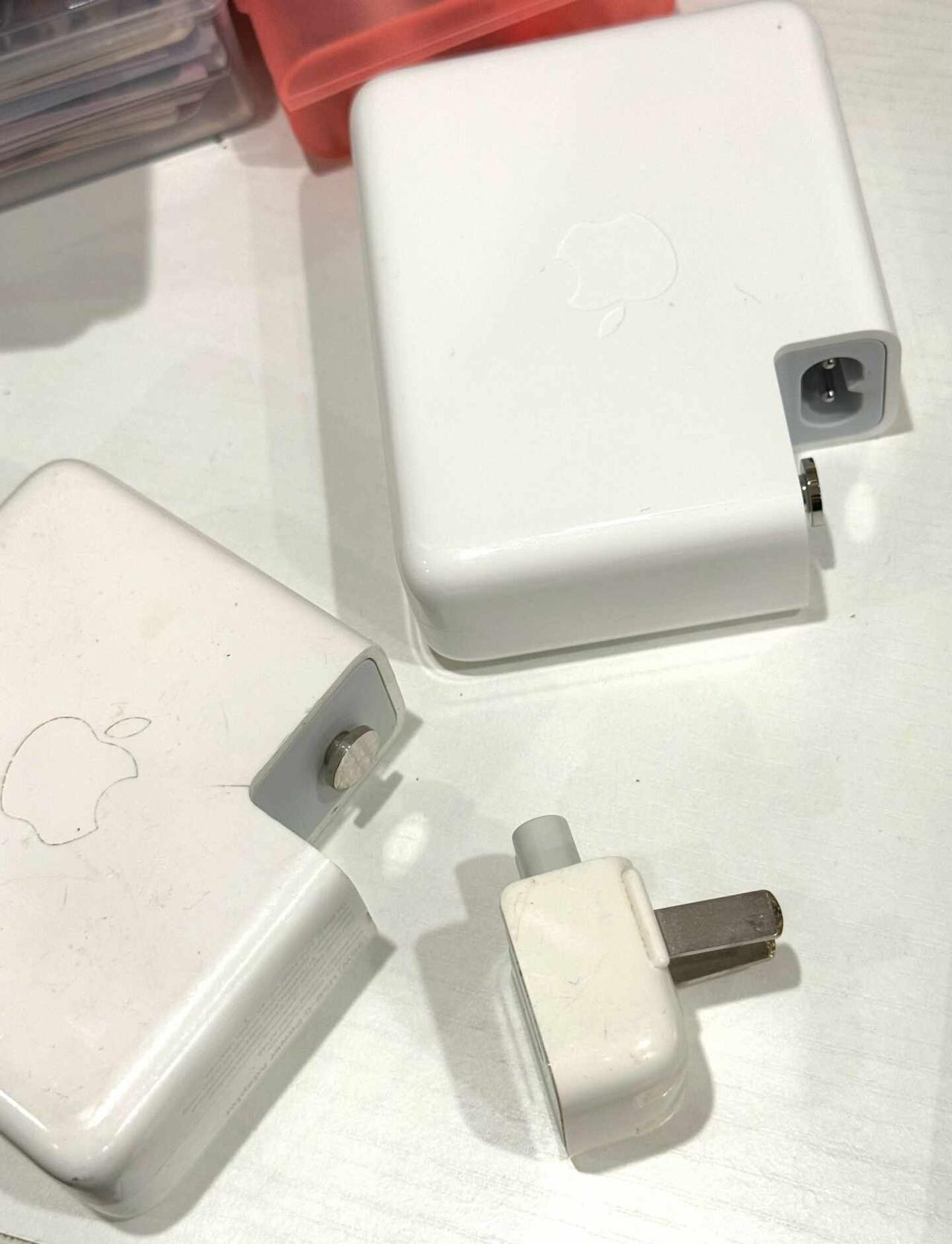 苹果电脑充电器的小转换头怎么买正品的呀
在香港买的发现不是内陆的，只能拆了以前的