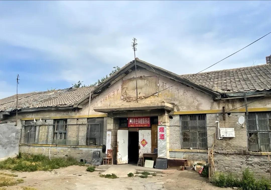 这是呼和浩特市的一张老建筑照片，该建筑建于20世纪五十年代末期，至今尚存。请大家