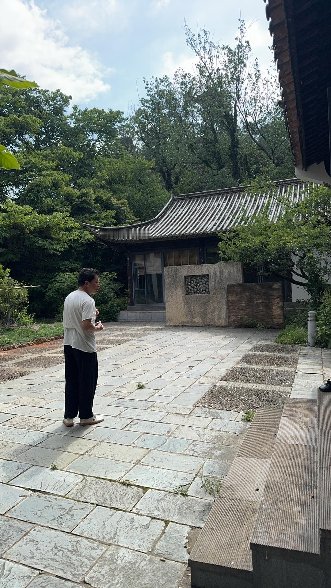 到老了，70多岁还能有一直坚持做事，真的太酷了。

就像这位70多岁还坚持练太极