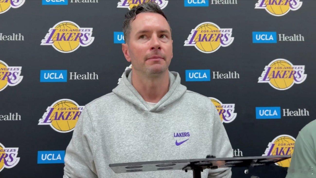 雷迪克谈到里夫斯的伤情: “在对阵马刺的比赛前，他的小腿就已经出现了紧绷的情况，