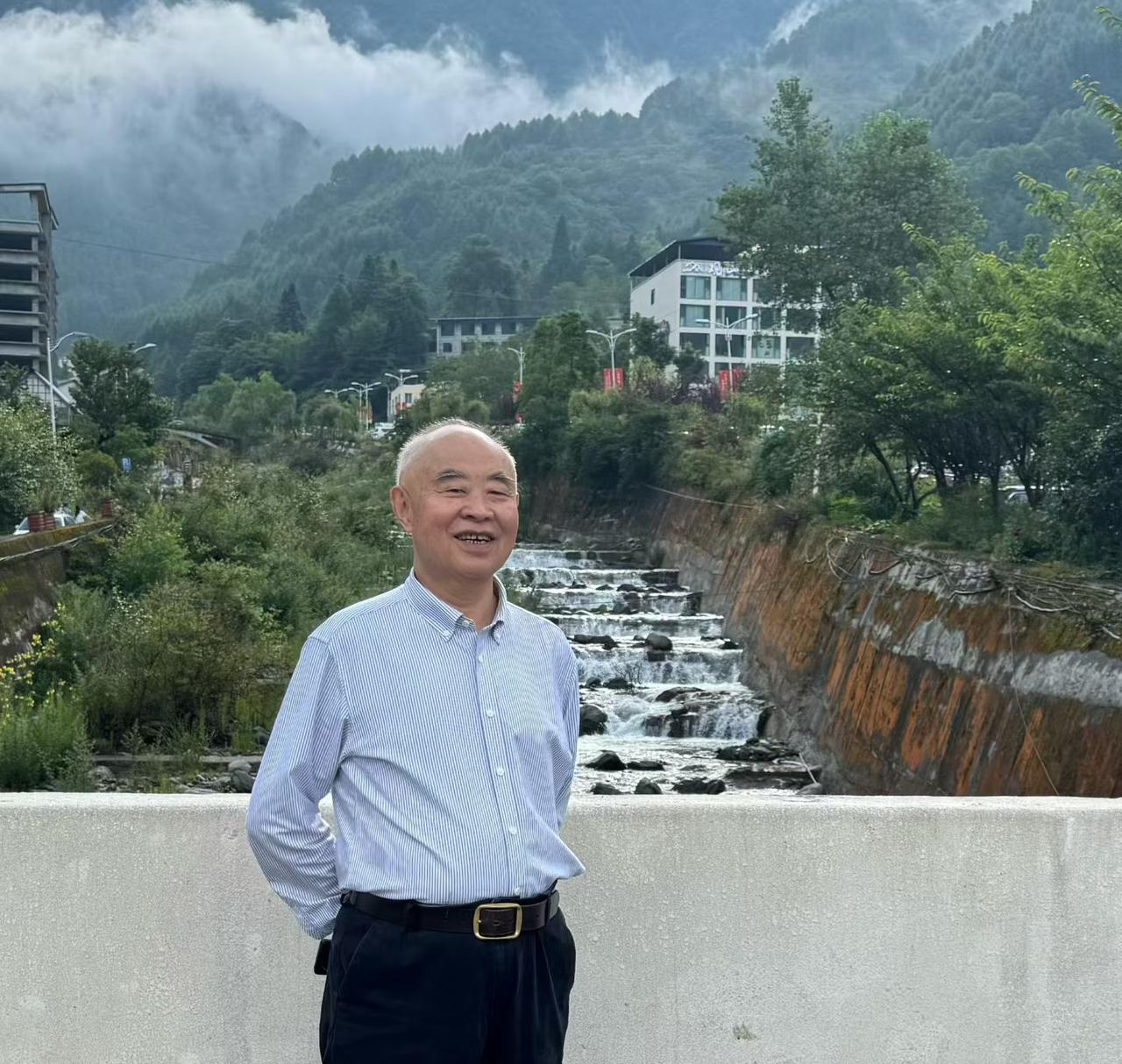半生走过终于清醒，不必讨好所有人，独处胜过万千热闹
 
人活到一定年纪，才算真正
