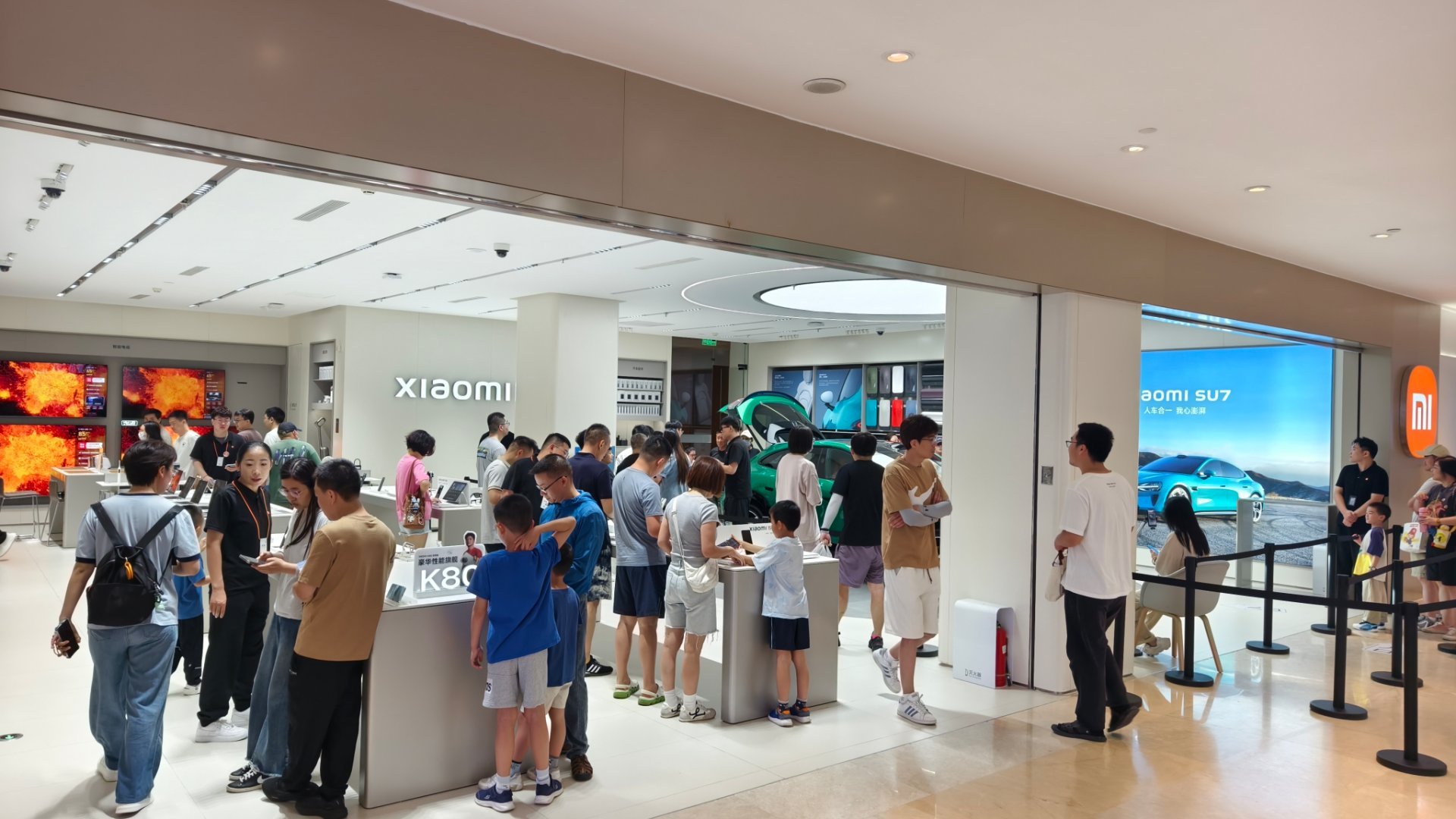 从YU7公布价格后，明显小米店里的人变多了，而华为，则被稀释了～大v聊车 ​​​