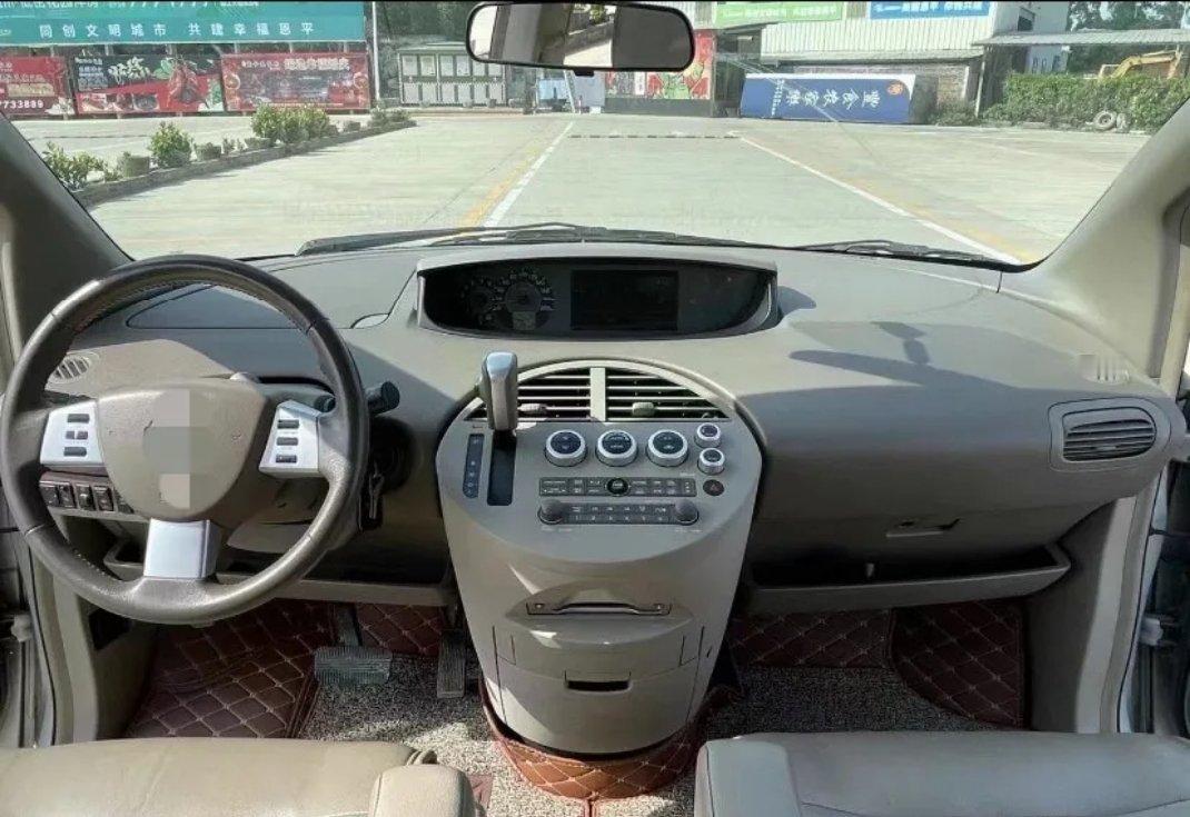 不是我说，99%的条友们猜不出来这是哪一款车，圆形中控台我是第一次见这种造型～ 