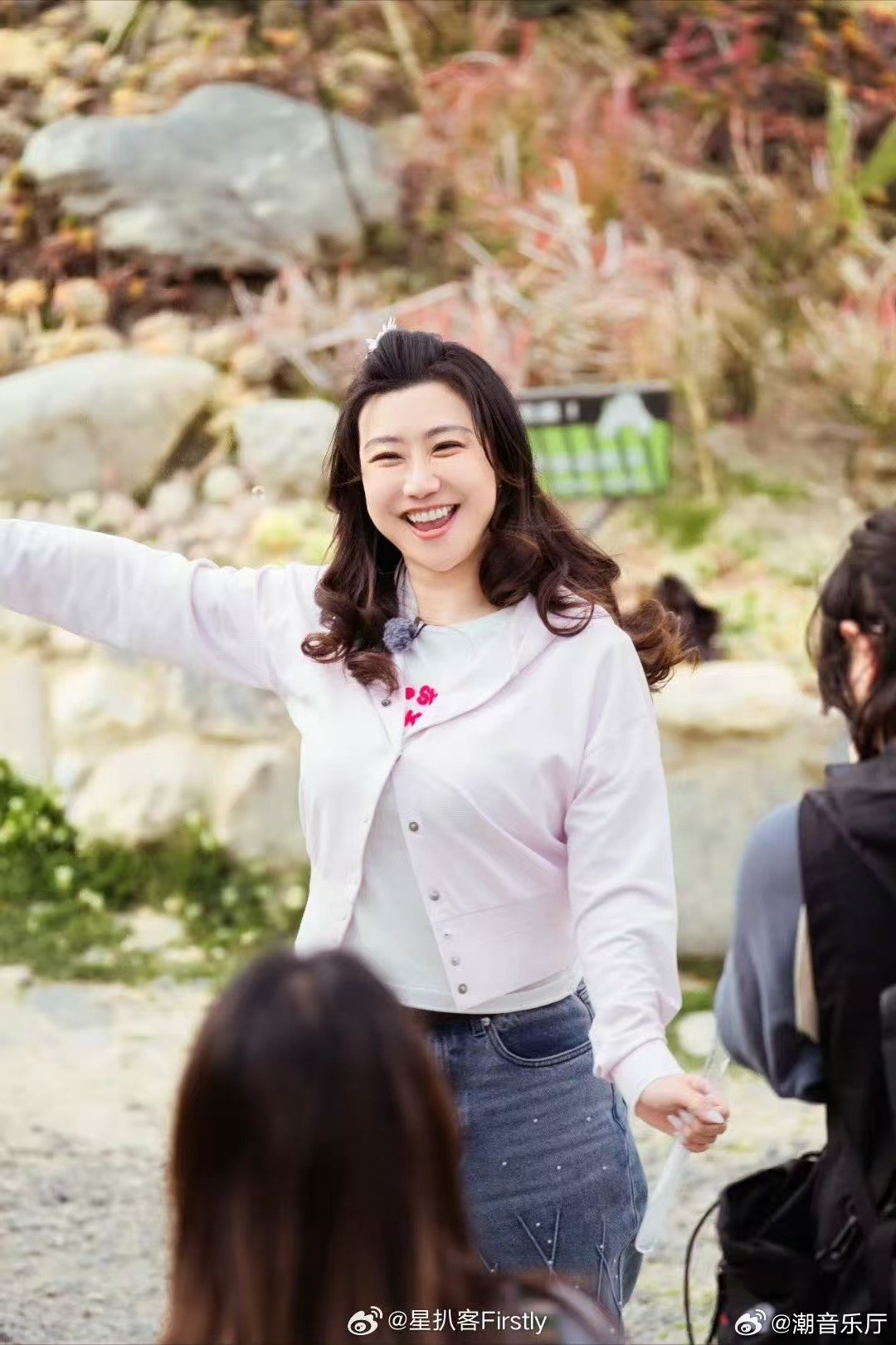 李静出道33年的首张站姐图金白开在大理拍到了内娱40加女团岁月从不败优雅从容的魅