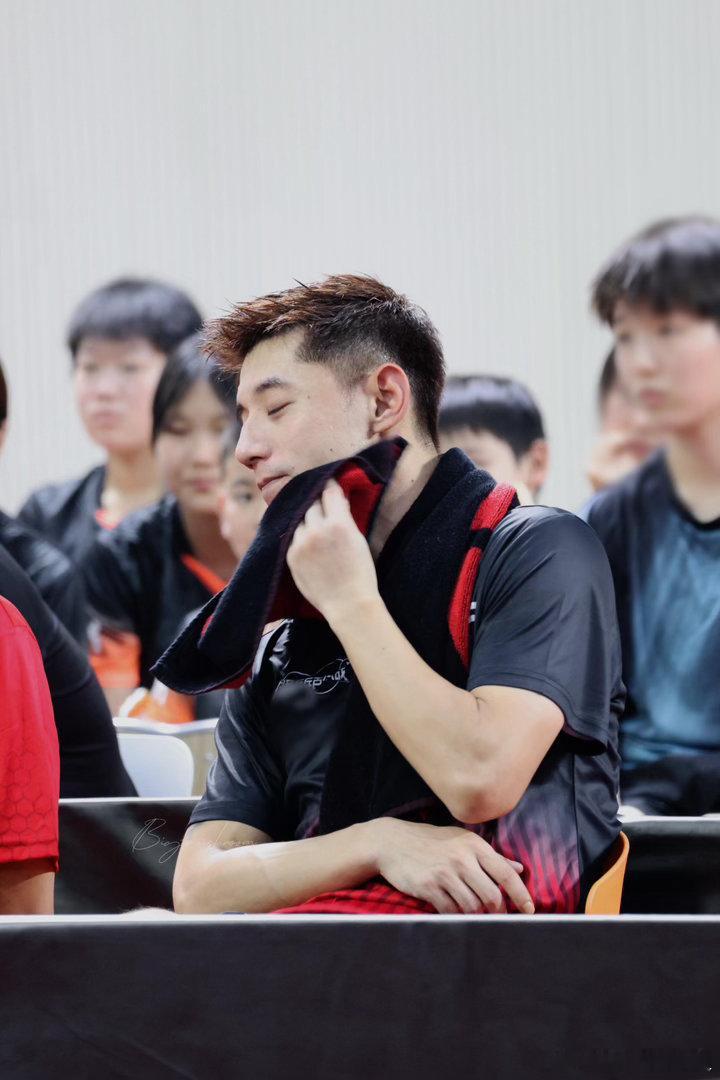 张继科回应整容面对整容传闻，张继科调侃道：“我当教练都卡颜了，还用得着整？”还补