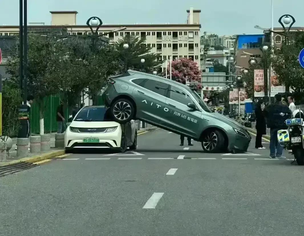 问界M5这次事故，不像是华为“翻车”，倒像是给华为做了一个实打实的广告宣传。
第