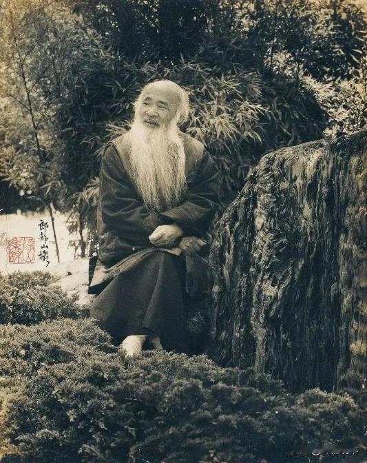 1963年的香港，张大千面对奉命前来劝他回国的女儿，忍不住厉声斥责：“穷死饿死那