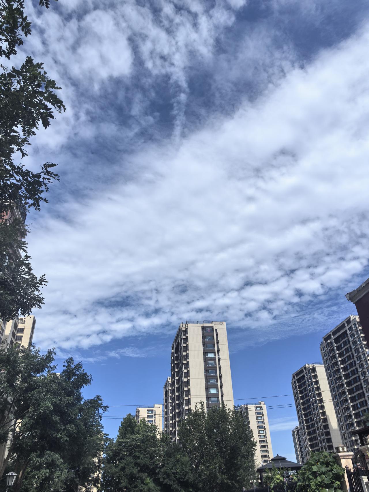蓝天白云，天高云淡，这样的画面真的太治愈了。就像在张家界市慈利县，盛夏时抬头，能